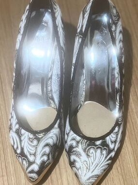 Classic Pointed Toe Women's Pumps in Black and White